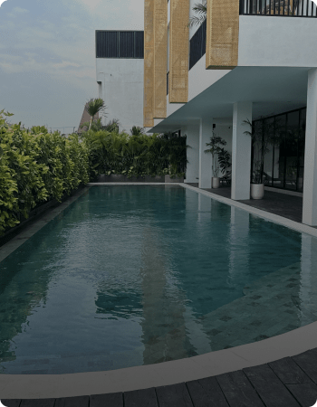 Access to a large
swimming pool and terrace