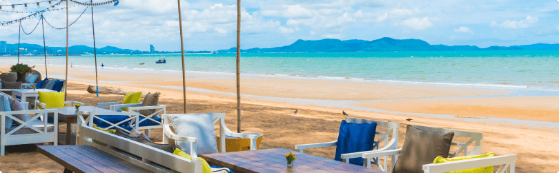 Many restaurants on the beachfront